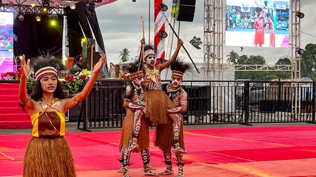 Penampilan tari kreasi dari salah satu peserta Festival Cahaya Kreasi Budaya Pelajar Papua Tengah 2026 di Lapangan Bandara Lama Nabire, pada Rabu (24/6/2025) sore. (Foto: Galeri Papua/Endy Langobelen)
