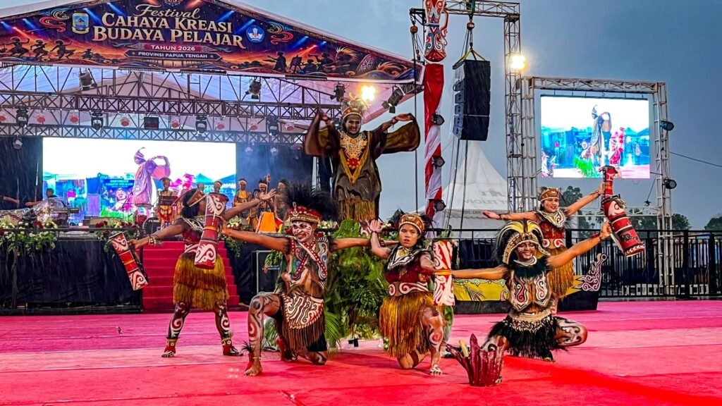 Penampilan tari kreasi dari salah satu peserta Festival Cahaya Kreasi Budaya Pelajar Papua Tengah 2026 di Lapangan Bandara Lama Nabire, pada Rabu (24/6/2025) sore. (Foto: Galeri Papua/Endy Langobelen)