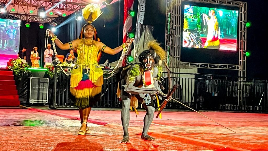 Penampilan fashion show dari salah satu peserta Festival Cahaya Kreasi Budaya Pelajar Papua Tengah 2026 di Lapangan Bandara Lama Nabire, pada Rabu (24/6/2025) sore. (Foto: Galeri Papua/Endy Langobelen)