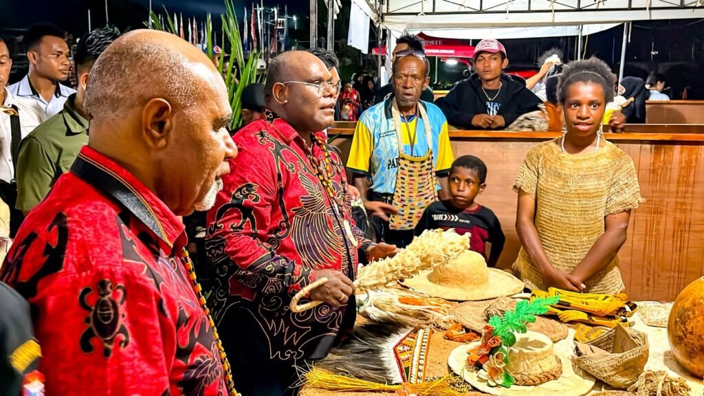 Gubernur dan Wakil Gubernur Papua Tengah mengunjungi salah stan pameran budaya pada Festival Cahaya Kreasi Budaya Pelajar Papua Tengah 2026 di Lapangan Bandara Lama Nabire, pada Rabu (24/6/2025) sore. (Foto: Galeri Papua/Endy Langobelen)