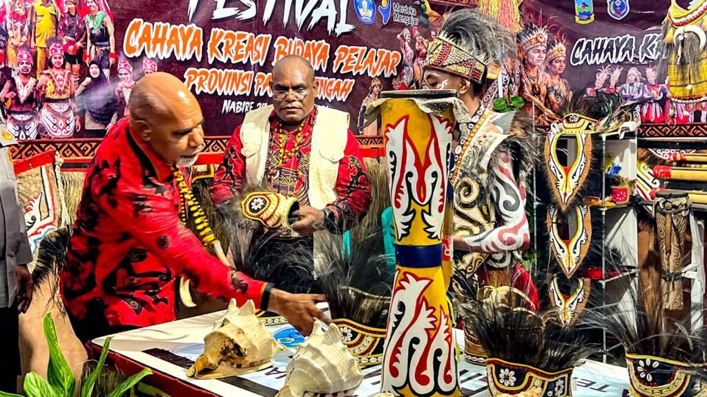Gubernur dan Wakil Gubernur Papua Tengah mengunjungi salah stan pameran budaya pada Festival Cahaya Kreasi Budaya Pelajar Papua Tengah 2026 di Lapangan Bandara Lama Nabire, pada Rabu (24/6/2025) sore. (Foto: Galeri Papua/Endy Langobelen)