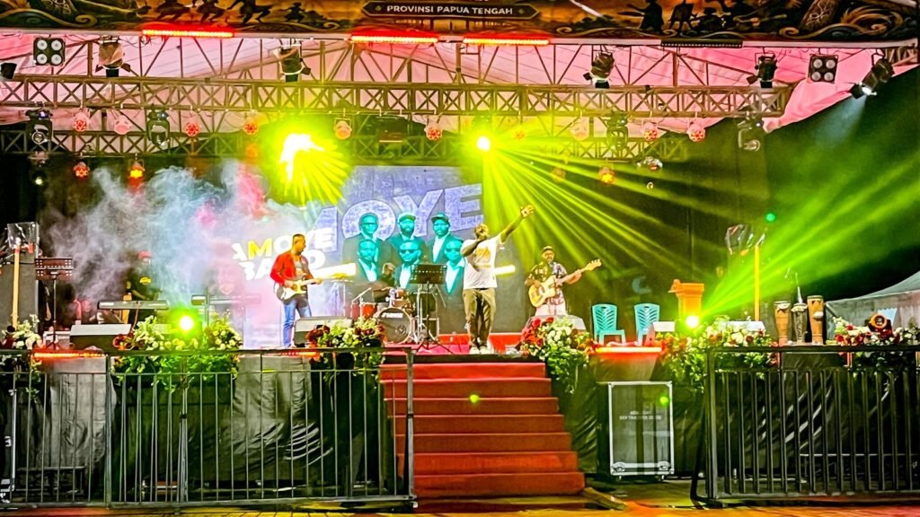 Penampilan salah satu bintang tamu pada Festival Cahaya Kreasi Budaya Pelajar Papua Tengah 2026 di Lapangan Bandara Lama Nabire, pada Rabu (24/6/2025) sore. (Foto: Galeri Papua/Endy Langobelen)