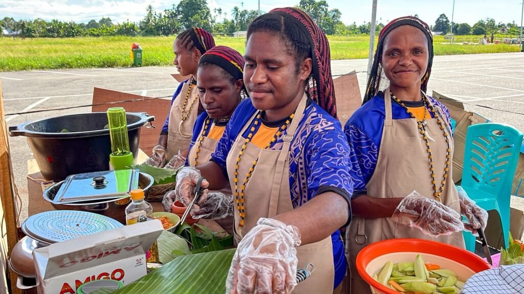 Salah satu peserta mempersiapkan bahan-bahan sebelum berlangsungnya lomba masak kuliner khas Papua dalam Festival Cahaya Kreasi Budaya Pelajar Papua Tengah 2026 di Lapangan Bandara Lama Nabire, Kamis (25/6/2025) sore. (Foto: Galeri Papua/Endy Langobelen)