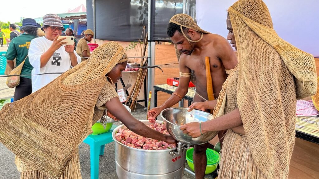 Salah satu peserta mempersiapkan bahan-bahan sebelum berlangsungnya lomba masak kuliner khas Papua dalam Festival Cahaya Kreasi Budaya Pelajar Papua Tengah 2026 di Lapangan Bandara Lama Nabire, Kamis (25/6/2026) sore. (Foto: Galeri Papua/Endy Langobelen)