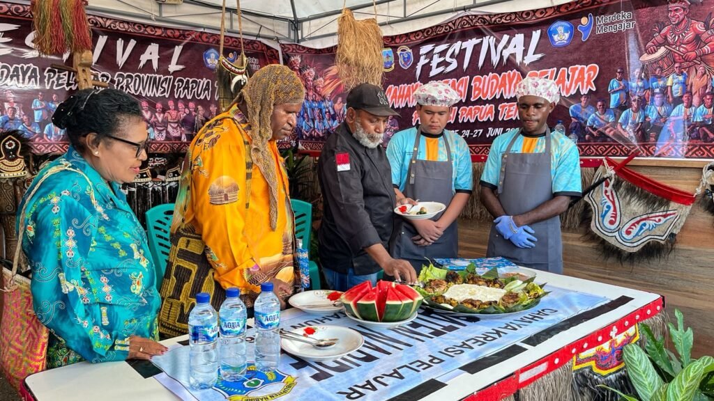 Dewan juri lomba masak kuliner khas Papua melakukan penilaian dengan mendatangi setiap stan untuk mencicipi semua sajian yang dihidangkan peserta dalam Festival Cahaya Kreasi Budaya Pelajar Papua Tengah 2026 di Lapangan Bandara Lama Nabire, Kamis (25/6/2026) sore. (Foto: Galeri Papua/Endy Langobelen)