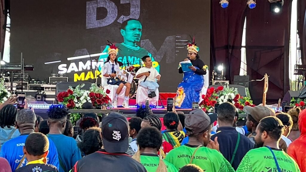 Dj Sammy memberikan motivasi dalam acara talk show sebelum manggung membawakan lagu-lagunya di Festival Cahaya Kreasi Budaya Pelajar Papua Tengah 2026, Kamis (25/6/2026) sore. (Foto: Galeri Papua/Endy Langobelen)