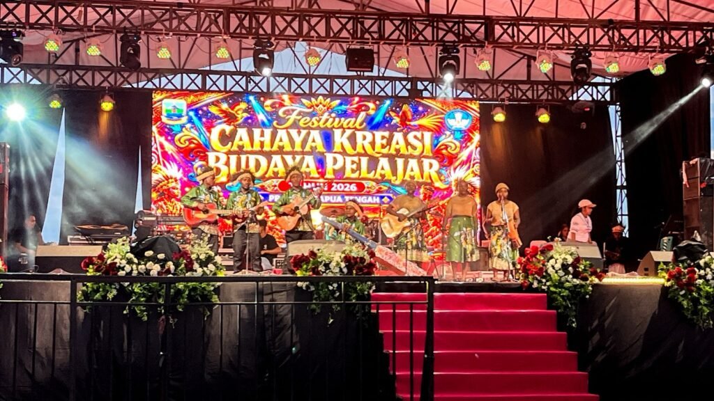 Penampilan salah satu peserta lomba musik akustik tradisional dalam Festival Cahaya Kreasi Budaya Pelajar Papua Tengah 2026, Jumat (26/6/2026). (Foto: Galeri Papua/Endy Langobelen)