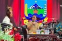 Kepala Dinas Pendidikan dan Kebudayaan Provinsi Papua Tengah, Nurhaidah, mengikuti podcast sebelum acara penutupan Festival Cahaya Kreasi Budaya Pelajar Papua Tengah 2026 di Lapangan Bandara Lama Nabire, Sabtu (27/6/2026) sore. (Foto: Galeri Papua/Endy Langobelen)