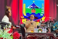 Kepala Dinas Pendidikan dan Kebudayaan Provinsi Papua Tengah, Nurhaidah, mengikuti podcast sebelum acara penutupan Festival Cahaya Kreasi Budaya Pelajar Papua Tengah 2026 di Lapangan Bandara Lama Nabire, Sabtu (27/6/2026) sore. (Foto: Galeri Papua/Endy Langobelen)