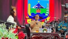 Kepala Dinas Pendidikan dan Kebudayaan Provinsi Papua Tengah, Nurhaidah, mengikuti podcast sebelum acara penutupan Festival Cahaya Kreasi Budaya Pelajar Papua Tengah 2026 di Lapangan Bandara Lama Nabire, Sabtu (27/6/2026) sore. (Foto: Galeri Papua/Endy Langobelen)