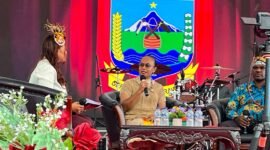 Kepala Dinas Pendidikan dan Kebudayaan Provinsi Papua Tengah, Nurhaidah, mengikuti podcast sebelum acara penutupan Festival Cahaya Kreasi Budaya Pelajar Papua Tengah 2026 di Lapangan Bandara Lama Nabire, Sabtu (27/6/2026) sore. (Foto: Galeri Papua/Endy Langobelen)
