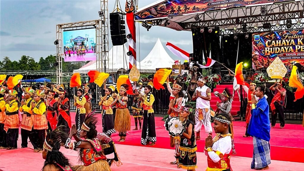 Tarian kolosal dari Sanggar Angker Wisdom Dance Crew mengawali acara penutupan Festival Cahaya Kreasi Budaya Pelajar Papua Tengah 2026 di Lapangan Bandara Lama Nabire, Sabtu (27/6/2026) sore. (Foto: Galeri Papua/Endy Langobelen)