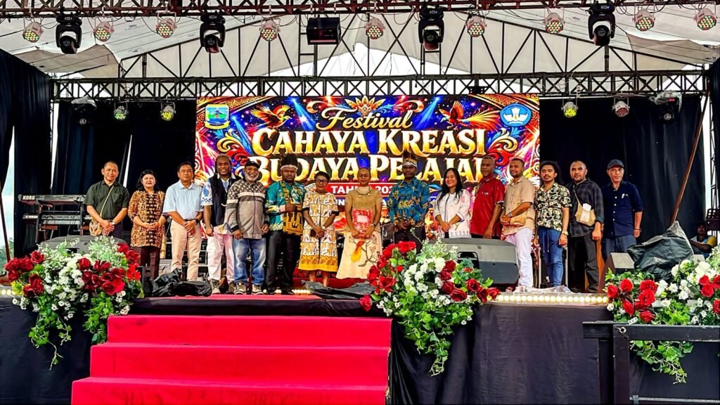 Foto bersama para dewan juri setiap lomba di Festival Cahaya Kreasi Budaya Pelajar Papua Tengah 2026, Sabtu (27/6/2026). (Foto: Galeri Papua/Endy Langobelen)