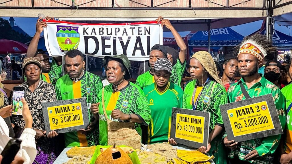 Kontingen Kabupaten Deiyai yang meraih juara umum dalam Festival Cahaya Kreasi Budaya Pelajar Papua Tengah 2026, Sabtu (27/6/2026). (Foto: Galeri Papua/Endy Langobelen)