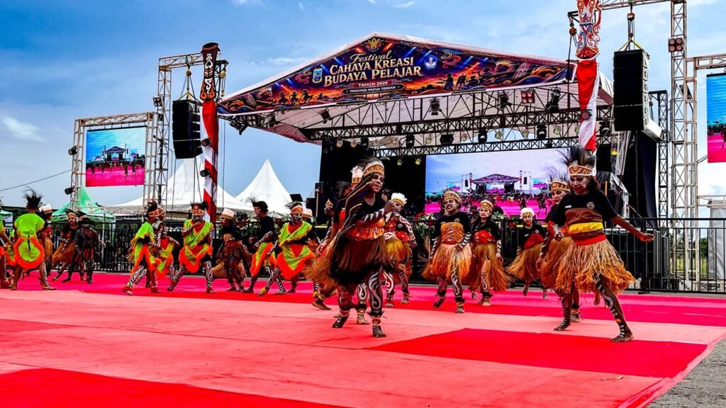 Penampilan tarian kolosal dari Sanggar Angker Wisdom Dance Crew pada pembukaan Festival Cahaya Kreasi Budaya Pelajar Papua Tengah 2026 di Lapangan Bandara Lama Nabire, pada Rabu (24/6/2025) sore. (Foto: Galeri Papua/Endy Langobelen)