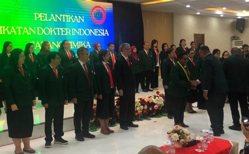 Momen pelantikan Ketua IDI Kabupaten Mimika. (Foto: Istimewa)