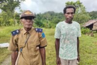 Kepala Kampung Anggreso, Yudas Aweniri didampingi Ketua Bamuskam Anggreso Kaleb Aweniri saat ditemui GaleriPapua di Kampung Anggreso, Kabupaten Mamberamo Raya, Kamis, 11 Juni 2026. GaleriPapua/ Ikbal Asra