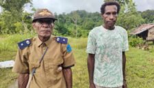 Kepala Kampung Anggreso, Yudas Aweniri didampingi Ketua Bamuskam Anggreso Kaleb Aweniri saat ditemui GaleriPapua di Kampung Anggreso, Kabupaten Mamberamo Raya, Kamis, 11 Juni 2026. GaleriPapua/ Ikbal Asra