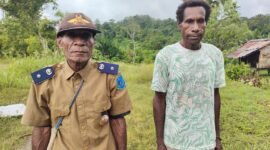Kepala Kampung Anggreso, Yudas Aweniri didampingi Ketua Bamuskam Anggreso Kaleb Aweniri saat ditemui GaleriPapua di Kampung Anggreso, Kabupaten Mamberamo Raya, Kamis, 11 Juni 2026. GaleriPapua/ Ikbal Asra