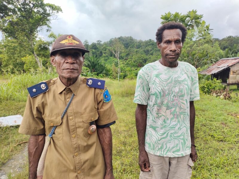 Kepala Kampung Anggreso, Yudas Aweniri didampingi Ketua Bamuskam Anggreso Kaleb Aweniri saat ditemui GaleriPapua di Kampung Anggreso, Kabupaten Mamberamo Raya, Kamis, 11 Juni 2026. GaleriPapua/ Ikbal Asra