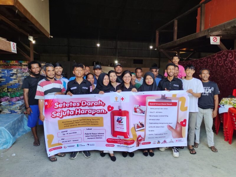 Manajemen PT Inkasakti dan PMI Kota Jayapura berfoto usai kegiatan donor darah di Jayapura, Papua, Jumat, 19 Juni 2026. Kegiatan yang digelar dalam rangka HUT ke-42 PT Inkasakti tersebut berhasil mengumpulkan 41 kantong darah. GaleriPapua/Ikbal Asra