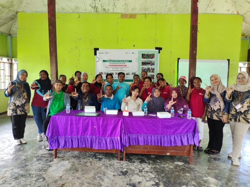 LKC Dompet Dhuafa - Foto Bersama usai penutupan Program Kawasan Sehat di Kampung Bagia, Kabupaten Keerom, Papua, Jumat, 19 Juni 2026, yang melibatkan warga, kader kesehatan, tenaga kesehatan, serta perwakilan LKC Dompet Dhuafa Papua. GaleriPapua/Ikbal Asra