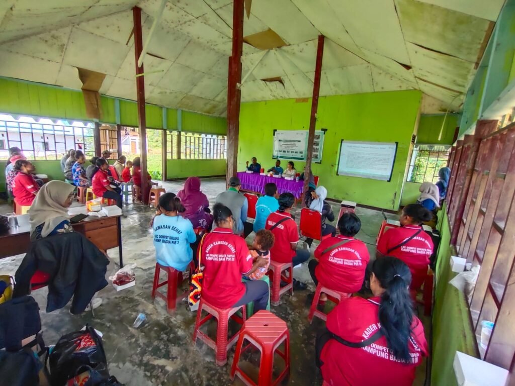 Suasana penutupan Program Kawasan Sehat di Kampung Bagia, Kabupaten Keerom, Papua, Jumat, 19 Juni 2026, yang diwarnai kebersamaan warga, kader kesehatan, tenaga kesehatan, serta perwakilan LKC Dompet Dhuafa Papua dalam menutup rangkaian pendampingan kesehatan ibu dan anak. GaleriPapua/Ikbal Asra