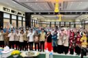 Foto bersama jajaran Kementerian Haji dan Umrah (Kemenhaj) Papua, petugas haji, dan jemaah haji asal Papua di Asrama Haji Debarkasi Makassar usai proses pemulangan jemaah haji musim 1447 Hijriah/2026 Masehi, Rabu 24 Juni 2026. Foto: Andi Maulidin untuk GaleriPapua