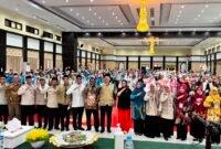 Foto bersama jajaran Kementerian Haji dan Umrah (Kemenhaj) Papua, petugas haji, dan jemaah haji asal Papua di Asrama Haji Debarkasi Makassar usai proses pemulangan jemaah haji musim 1447 Hijriah/2026 Masehi, Rabu 24 Juni 2026. Foto: Andi Maulidin untuk GaleriPapua