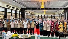 Foto bersama jajaran Kementerian Haji dan Umrah (Kemenhaj) Papua, petugas haji, dan jemaah haji asal Papua di Asrama Haji Debarkasi Makassar usai proses pemulangan jemaah haji musim 1447 Hijriah/2026 Masehi, Rabu 24 Juni 2026. Foto: Andi Maulidin untuk GaleriPapua