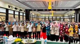 Foto bersama jajaran Kementerian Haji dan Umrah (Kemenhaj) Papua, petugas haji, dan jemaah haji asal Papua di Asrama Haji Debarkasi Makassar usai proses pemulangan jemaah haji musim 1447 Hijriah/2026 Masehi, Rabu 24 Juni 2026. Foto: Andi Maulidin untuk GaleriPapua