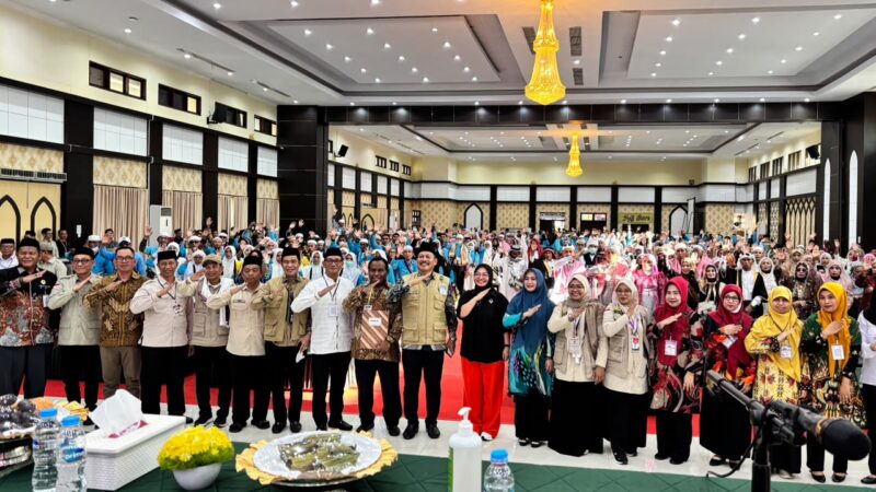 Foto bersama jajaran Kementerian Haji dan Umrah (Kemenhaj) Papua, petugas haji, dan jemaah haji asal Papua di Asrama Haji Debarkasi Makassar usai proses pemulangan jemaah haji musim 1447 Hijriah/2026 Masehi, Rabu 24 Juni 2026. Foto: Andi Maulidin untuk GaleriPapua