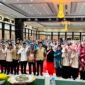 Foto bersama jajaran Kementerian Haji dan Umrah (Kemenhaj) Papua, petugas haji, dan jemaah haji asal Papua di Asrama Haji Debarkasi Makassar usai proses pemulangan jemaah haji musim 1447 Hijriah/2026 Masehi, Rabu 24 Juni 2026. Foto: Andi Maulidin untuk GaleriPapua