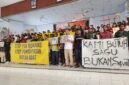 Peserta Panggung Rakyat membentangkan spanduk bertuliskan 