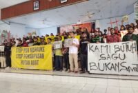 Peserta Panggung Rakyat membentangkan spanduk bertuliskan 
