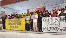 Peserta Panggung Rakyat membentangkan spanduk bertuliskan 