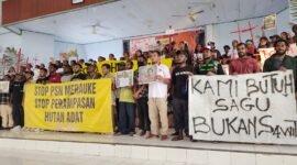 Peserta Panggung Rakyat membentangkan spanduk bertuliskan 