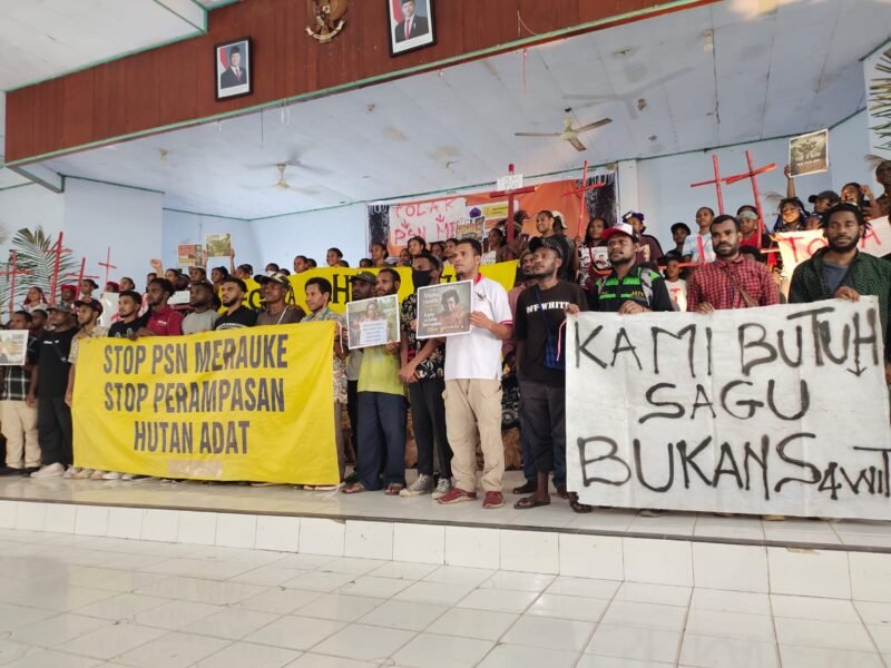 Peserta Panggung Rakyat membentangkan spanduk bertuliskan 
