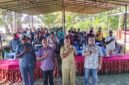 Perwakilan kampung, pemerintah daerah, dan organisasi pendamping berfoto bersama setelah lokakarya pemetaan partisipatif batas wilayah adat Suku Sobey di Sarmi, Papua, 29 Juni 2026. Foto: Tim Media Yayasan Intsia