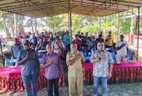 Perwakilan kampung, pemerintah daerah, dan organisasi pendamping berfoto bersama setelah lokakarya pemetaan partisipatif batas wilayah adat Suku Sobey di Sarmi, Papua, 29 Juni 2026. Foto: Tim Media Yayasan Intsia
