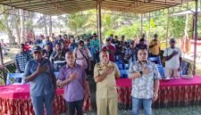 Perwakilan kampung, pemerintah daerah, dan organisasi pendamping berfoto bersama setelah lokakarya pemetaan partisipatif batas wilayah adat Suku Sobey di Sarmi, Papua, 29 Juni 2026. Foto: Tim Media Yayasan Intsia