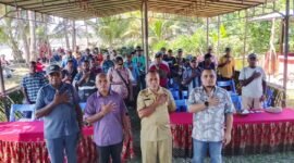Perwakilan kampung, pemerintah daerah, dan organisasi pendamping berfoto bersama setelah lokakarya pemetaan partisipatif batas wilayah adat Suku Sobey di Sarmi, Papua, 29 Juni 2026. Foto: Tim Media Yayasan Intsia
