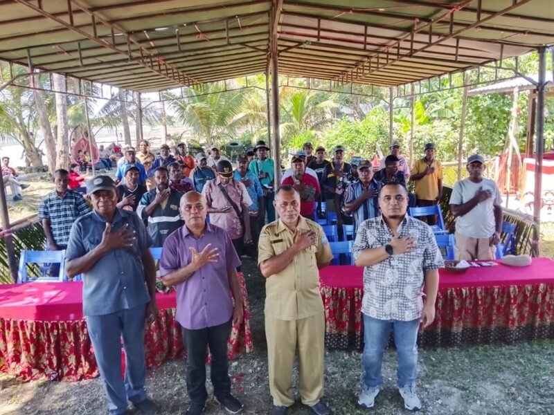 Perwakilan kampung, pemerintah daerah, dan organisasi pendamping berfoto bersama setelah lokakarya pemetaan partisipatif batas wilayah adat Suku Sobey di Sarmi, Papua, 29 Juni 2026. Foto: Tim Media Yayasan Intsia