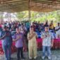 Perwakilan kampung, pemerintah daerah, dan organisasi pendamping berfoto bersama setelah lokakarya pemetaan partisipatif batas wilayah adat Suku Sobey di Sarmi, Papua, 29 Juni 2026. Foto: Tim Media Yayasan Intsia