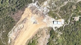 Tampak pesawat milik PT Associated Mission Aviation (AMA) dengan registrasi PK-RCY yang dilaporkan terbakar di Bandara Perintis Balingga, Kabupaten Yahukimo, Papua Pegunungan, Kamis (2/7/2026). (Foto: Istimewa/Satgas ODC)