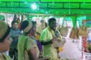 Kepala Dinas Koperasi dan UMKM, Samuel Yogi, saat mengunjungi salah satu stand yang ada di Timika Inside Festival of Art, di halaman gedung Eme Neme Yauware, Timika, Kamis (2/7/26). (Foto: Galeri Papua/Kevin Kurni)