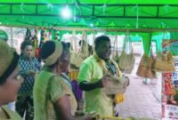 Kepala Dinas Koperasi dan UMKM, Samuel Yogi, saat mengunjungi salah satu stand yang ada di Timika Inside Festival of Art, di halaman gedung Eme Neme Yauware, Timika, Kamis (2/7/26). (Foto: Galeri Papua/Kevin Kurni)