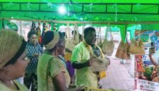 Kepala Dinas Koperasi dan UMKM, Samuel Yogi, saat mengunjungi salah satu stand yang ada di Timika Inside Festival of Art, di halaman gedung Eme Neme Yauware, Timika, Kamis (2/7/26). (Foto: Galeri Papua/Kevin Kurni)