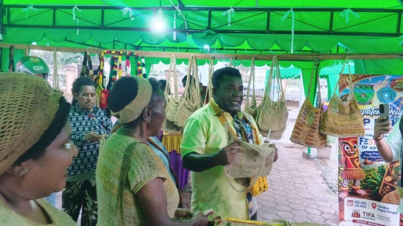 Kepala Dinas Koperasi dan UMKM, Samuel Yogi, saat mengunjungi salah satu stand yang ada di Timika Inside Festival of Art, di halaman gedung Eme Neme Yauware, Timika, Kamis (2/7/26). (Foto: Galeri Papua/Kevin Kurni)