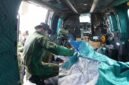 Koops TNI Habema mengevakuasi jenazah pilot pesawat PT AMA Air PK-RCY, Kapten Nicholas F. Goselin, yang menjadi korban dalam insiden pembakaran pesawat di Bandara Perintis Balingga, Kabupaten Yahukimo, Papua Pegunungan. (Foto: Istimewa/Dok. Koops TNI Habema)